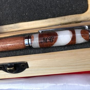 marcatura su penna in legno e alabastro
